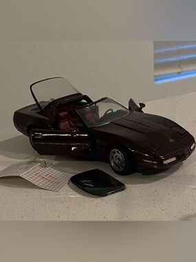 1993 Chevrolet Corvette
Convertible Burgundy Vintage
Collectible Car Diecast M